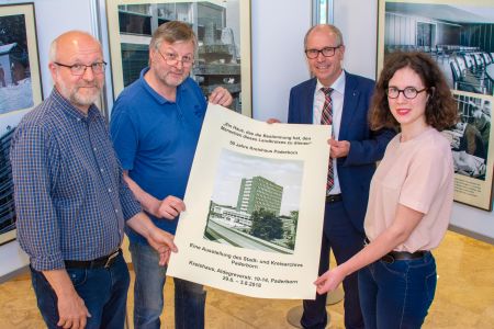 50 Jahre Kreishaus Paderborn – eine Geschichte in 13 Bildern: Andreas Gaidt und Wilhelm Grabe (Stadt- und Kreisarchiv Paderborn), Landrat Manfred Müller sowie Juliette Pokorny laden zur Zeitreise ins Kreishaus Paderborn ein, © Julian Sprenger, Amt für Presse- und Öffentlichkeitsarbeit, Kreis Paderborn Ausstellungsmacher laden ein zur Zeitreise - 50 Jahre Kreishaus Paderborn